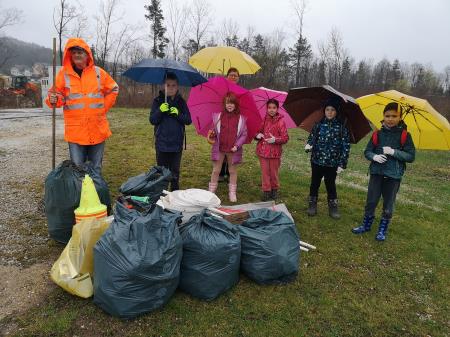 Čiščenje okolice nogometnega igrišča Za žago